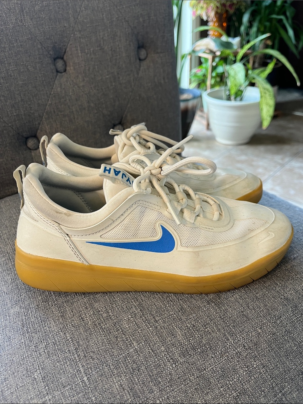 Nike kids Low-Top Sneakers - White with Blue Swoosh and Gum Sole